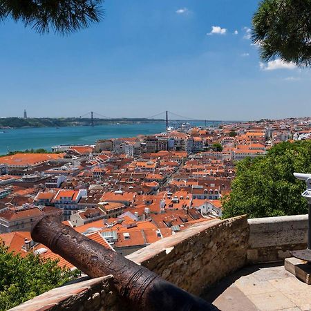 Appartamento Stylish Getaway In A Mezzanine Flat By The Castle Lisbona Esterno foto
