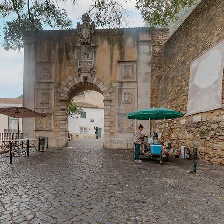 Appartamento Stylish Getaway In A Mezzanine Flat By The Castle Lisbona Esterno foto