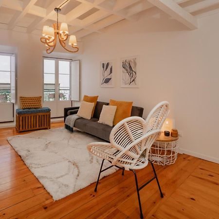 Appartamento Stylish Getaway In A Mezzanine Flat By The Castle Lisbona Esterno foto