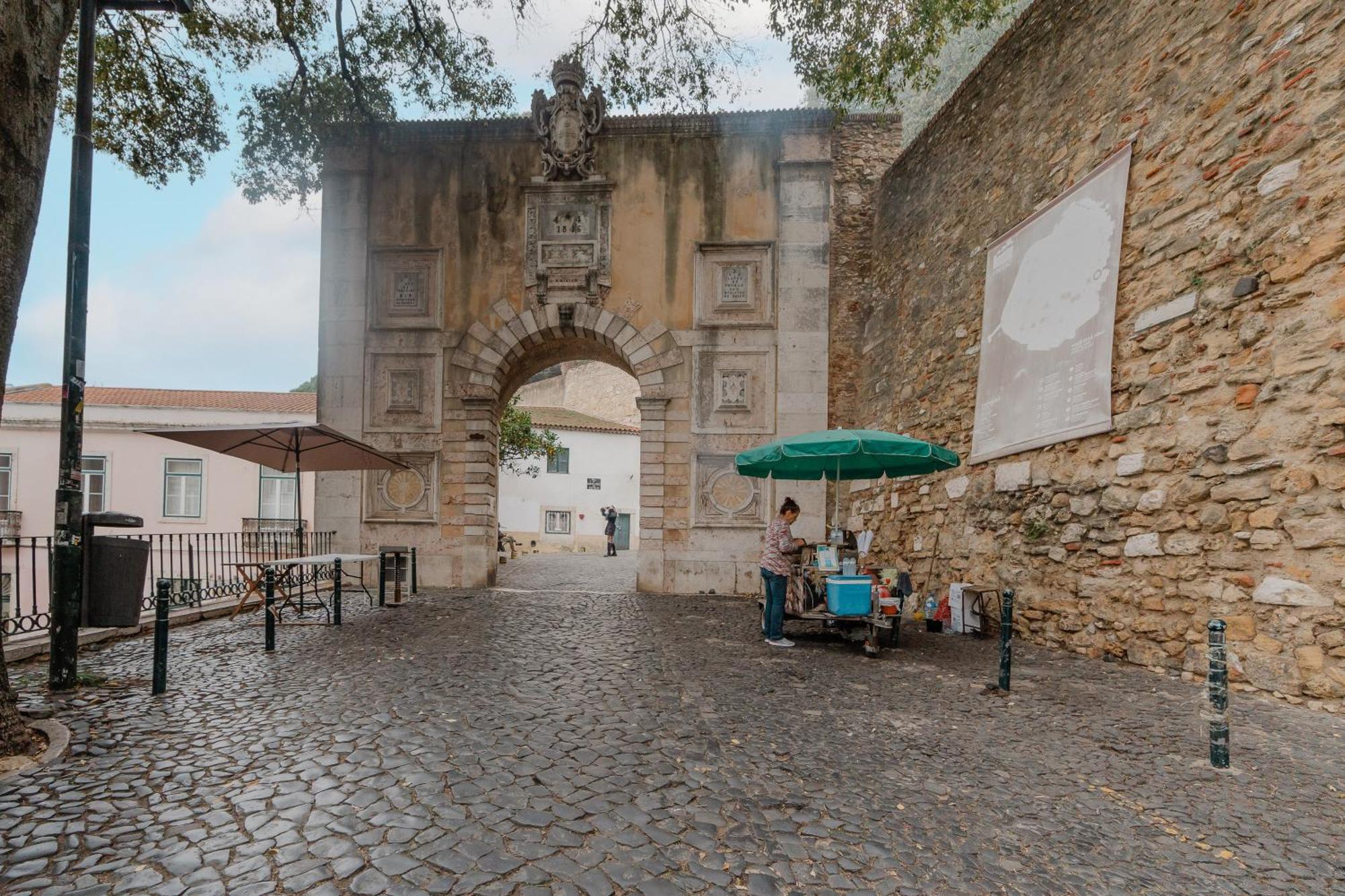 Appartamento Stylish Getaway In A Mezzanine Flat By The Castle Lisbona Esterno foto