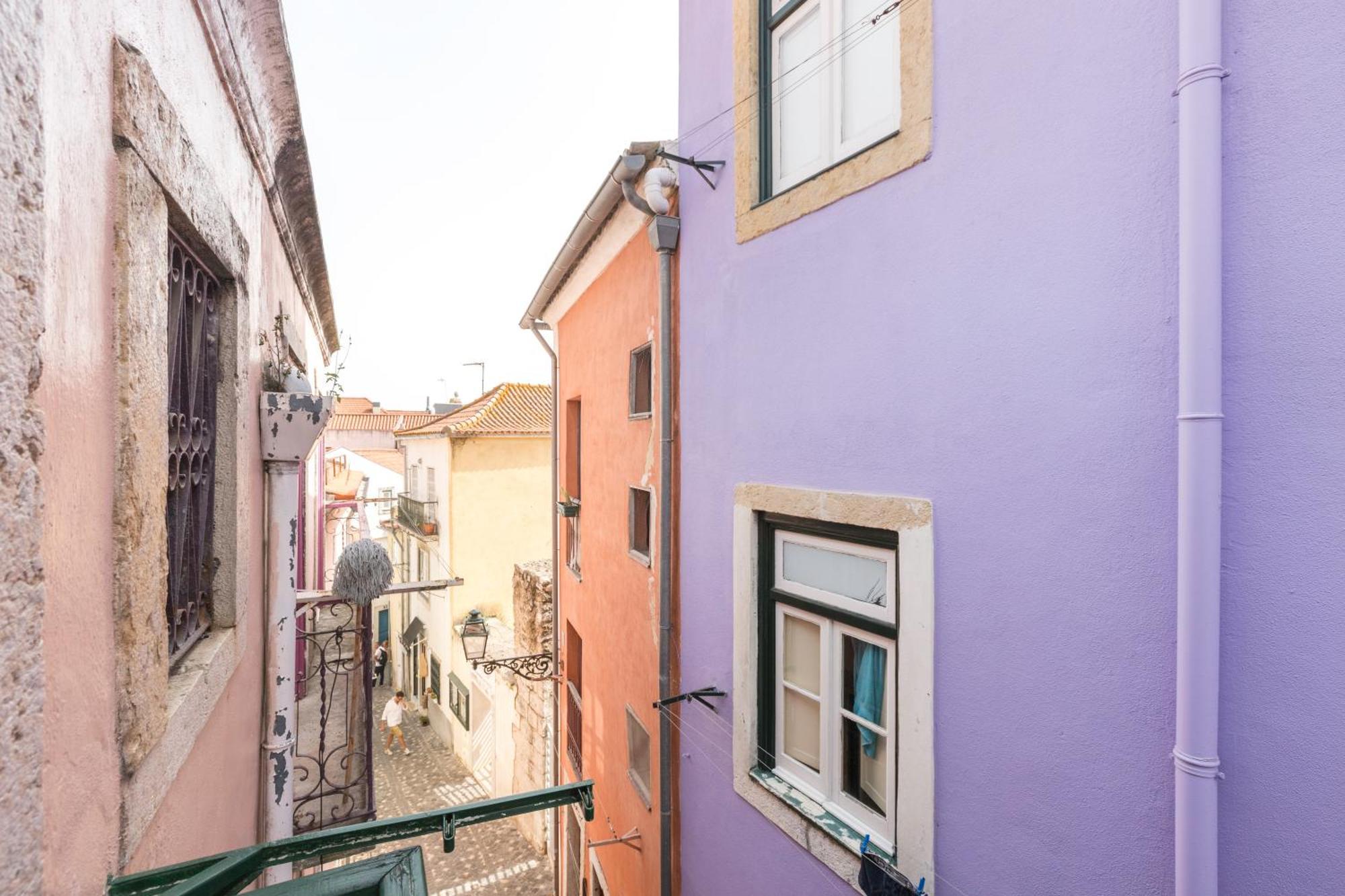 Appartamento Stylish Getaway In A Mezzanine Flat By The Castle Lisbona Esterno foto