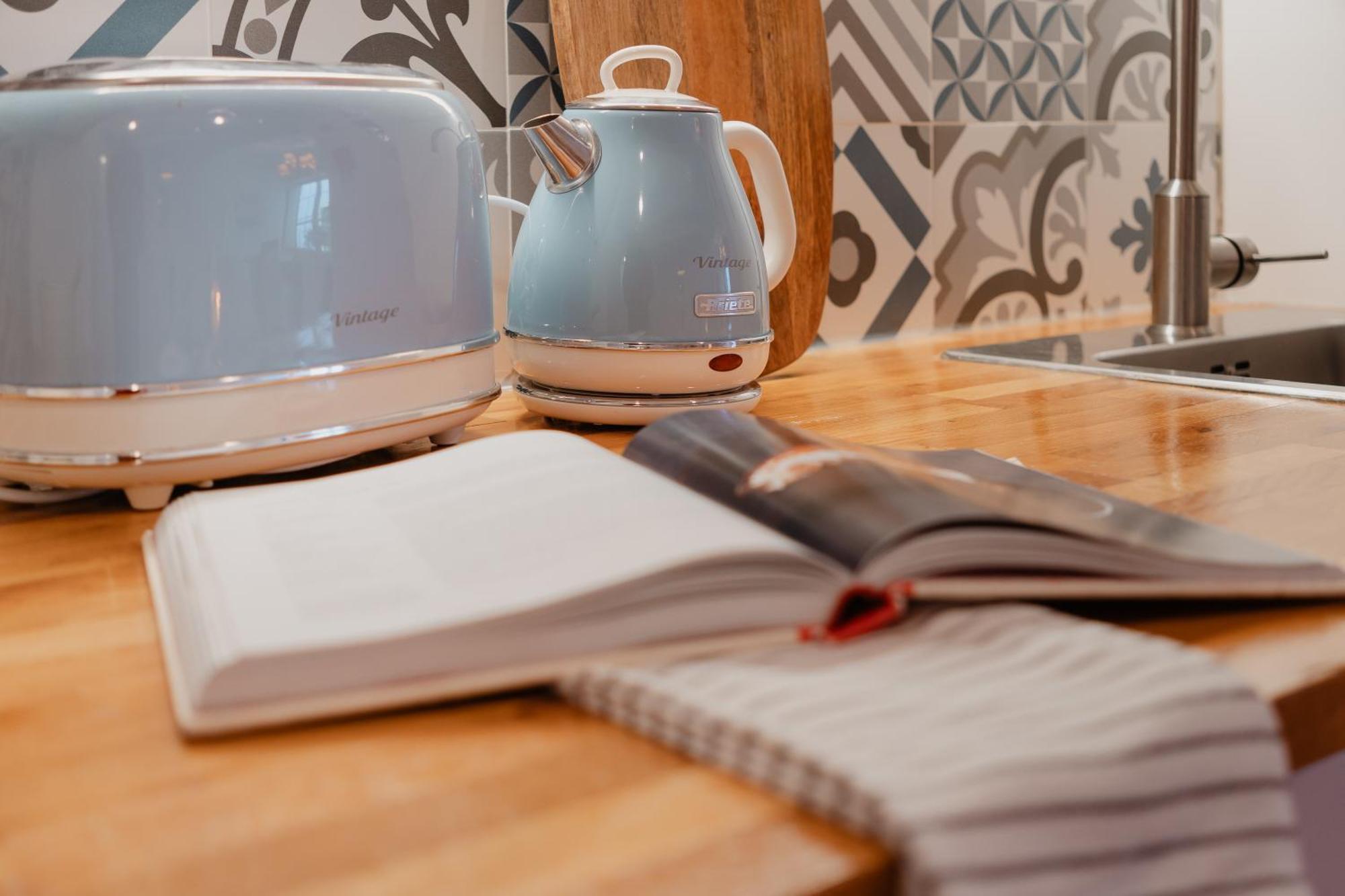 Appartamento Stylish Getaway In A Mezzanine Flat By The Castle Lisbona Esterno foto