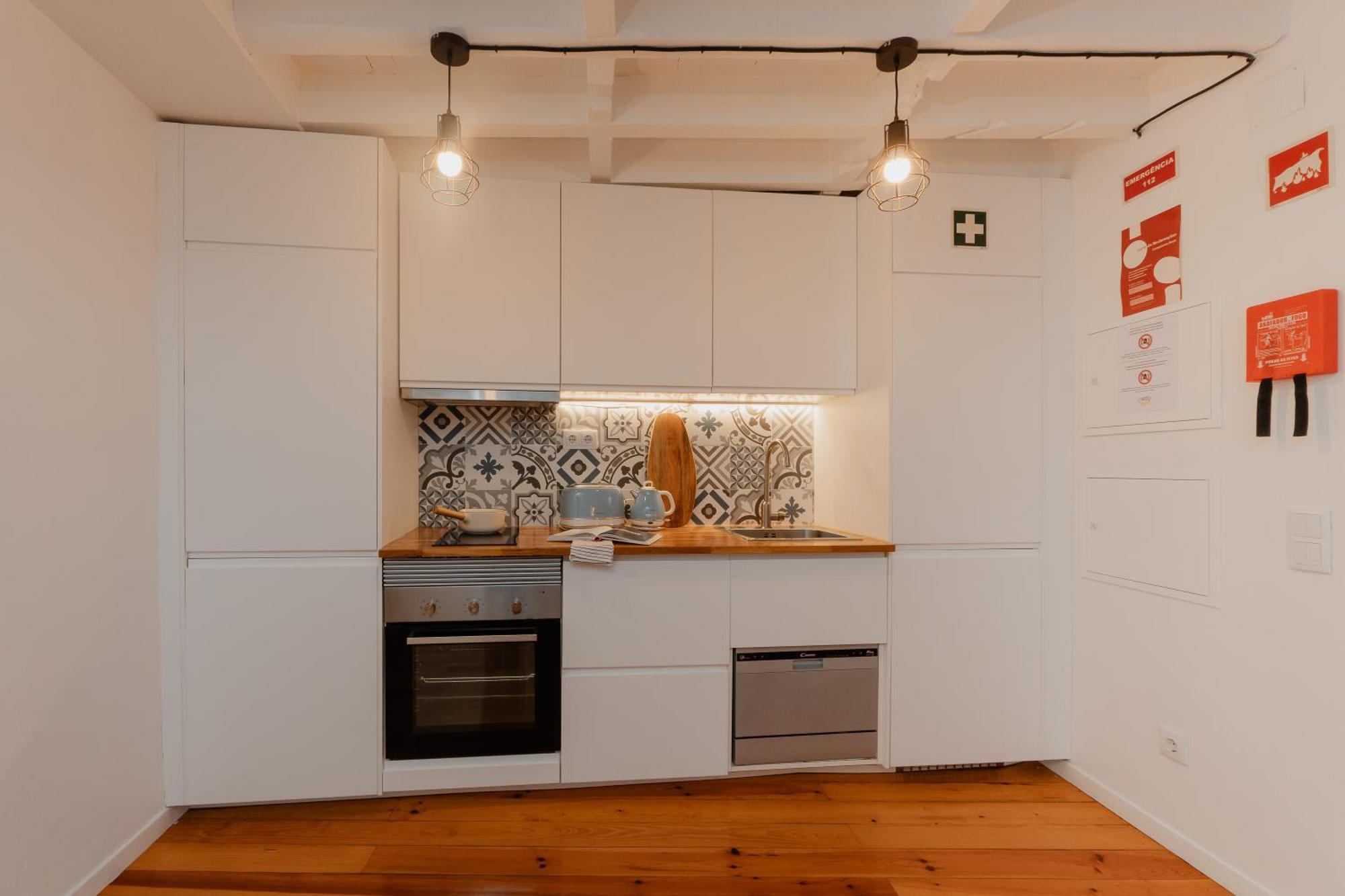 Appartamento Stylish Getaway In A Mezzanine Flat By The Castle Lisbona Esterno foto
