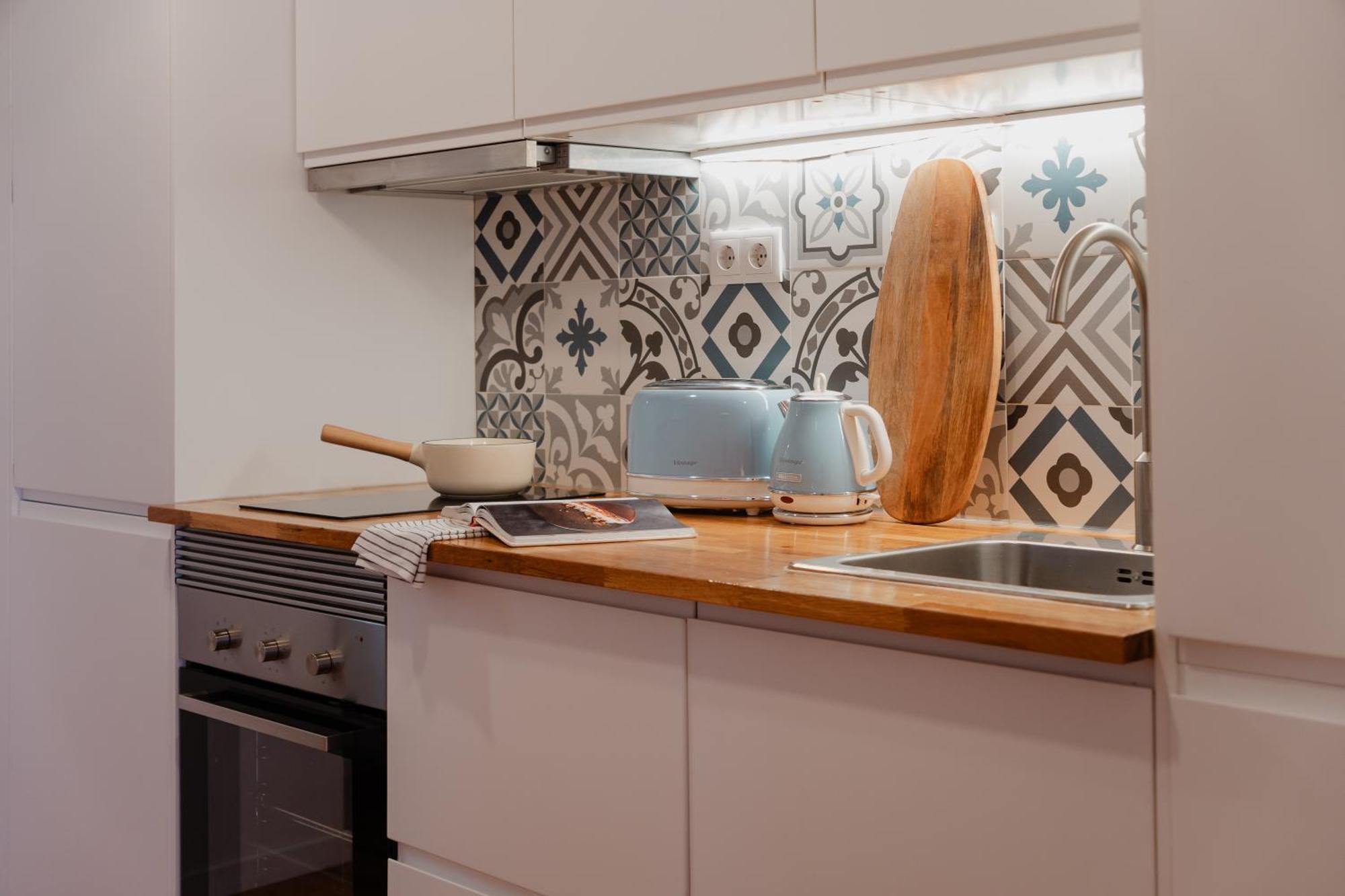 Appartamento Stylish Getaway In A Mezzanine Flat By The Castle Lisbona Esterno foto