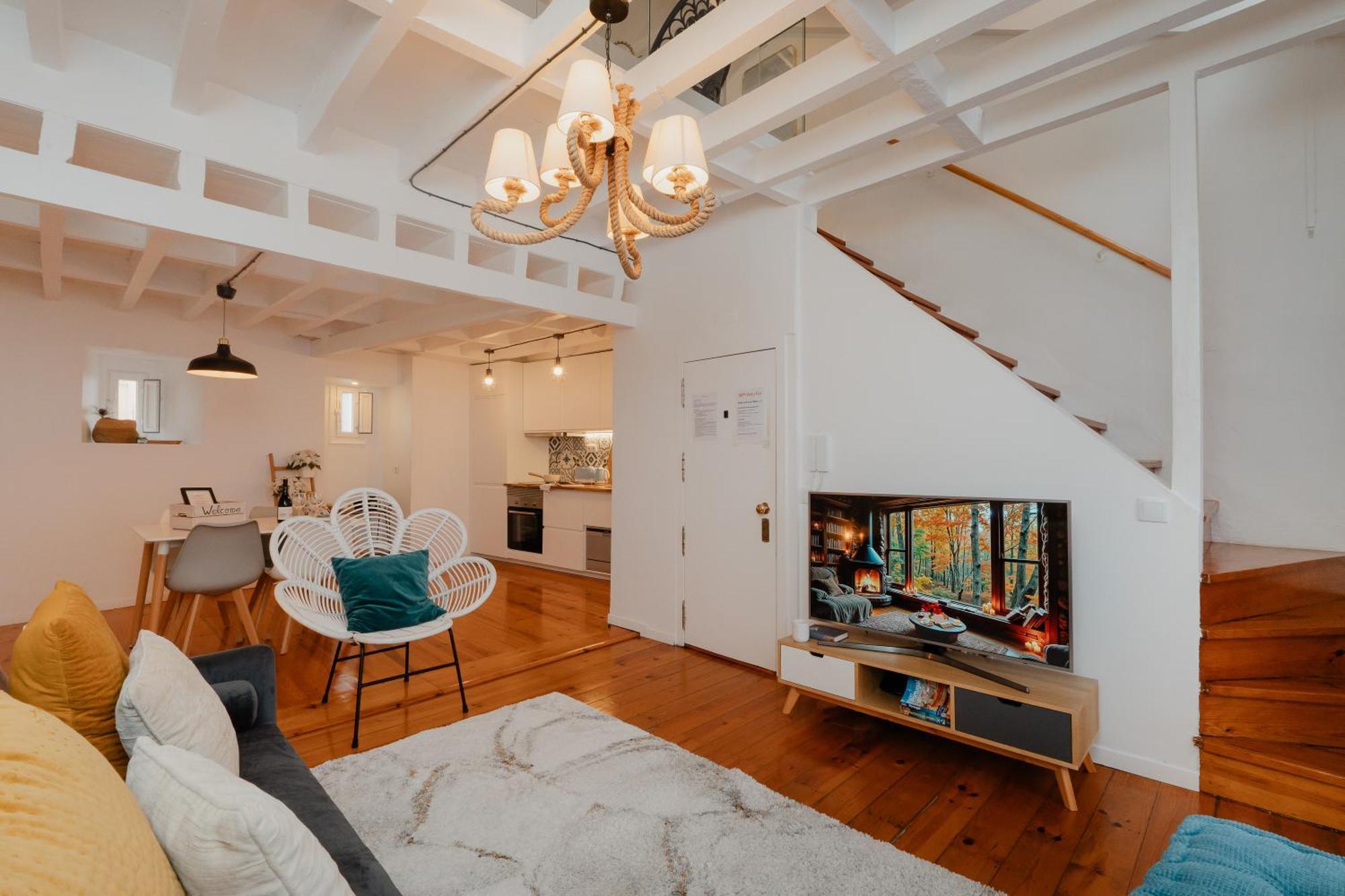 Appartamento Stylish Getaway In A Mezzanine Flat By The Castle Lisbona Esterno foto