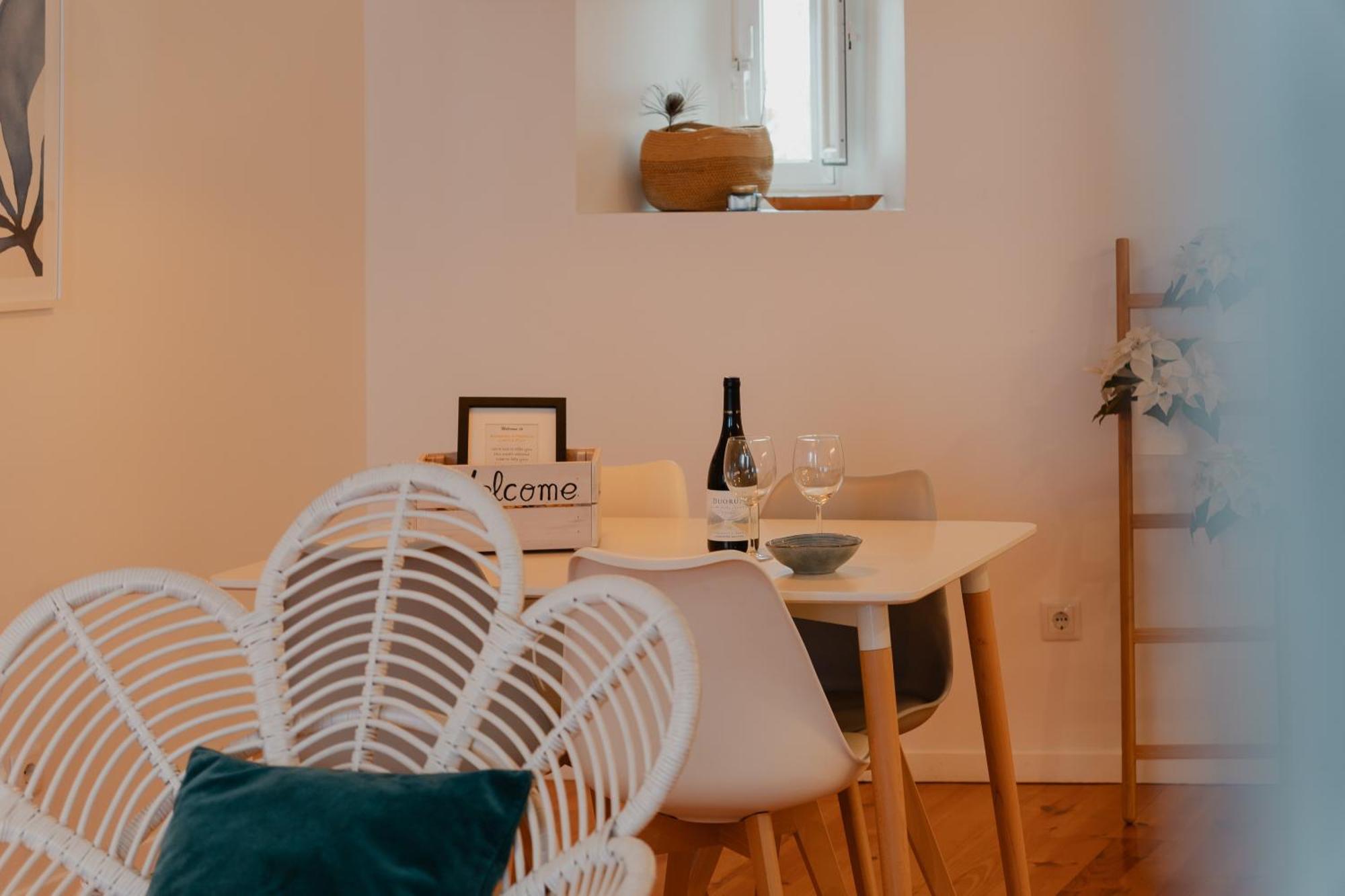Appartamento Stylish Getaway In A Mezzanine Flat By The Castle Lisbona Esterno foto