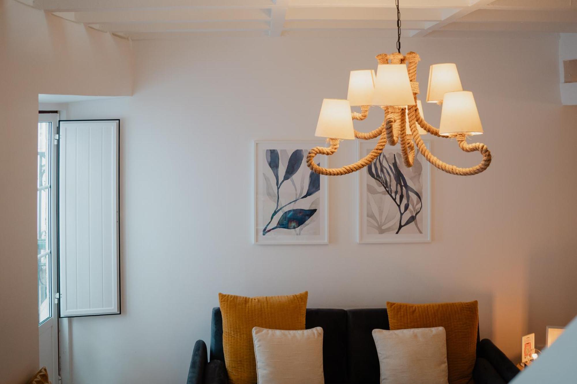 Appartamento Stylish Getaway In A Mezzanine Flat By The Castle Lisbona Esterno foto