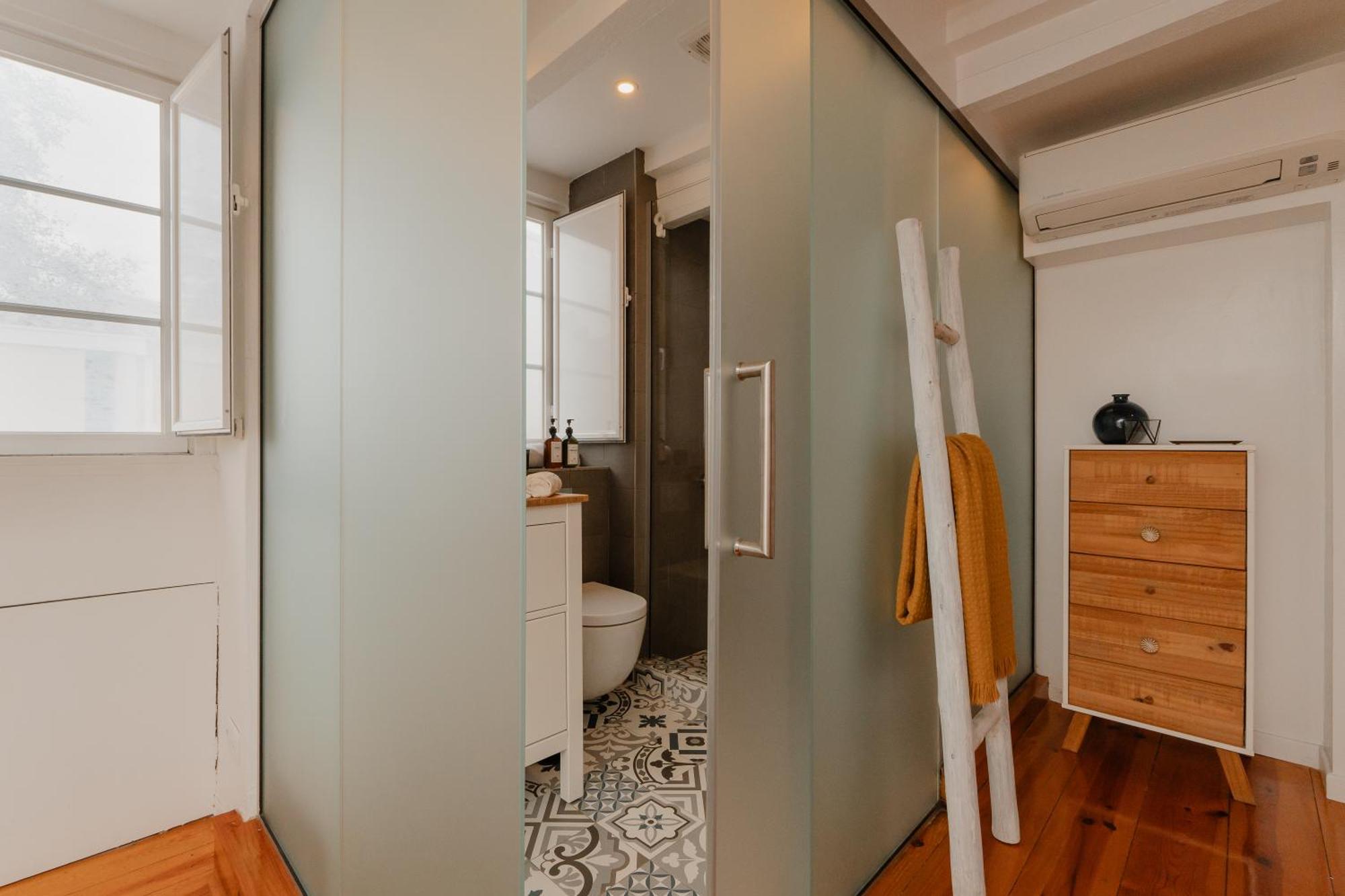 Appartamento Stylish Getaway In A Mezzanine Flat By The Castle Lisbona Esterno foto