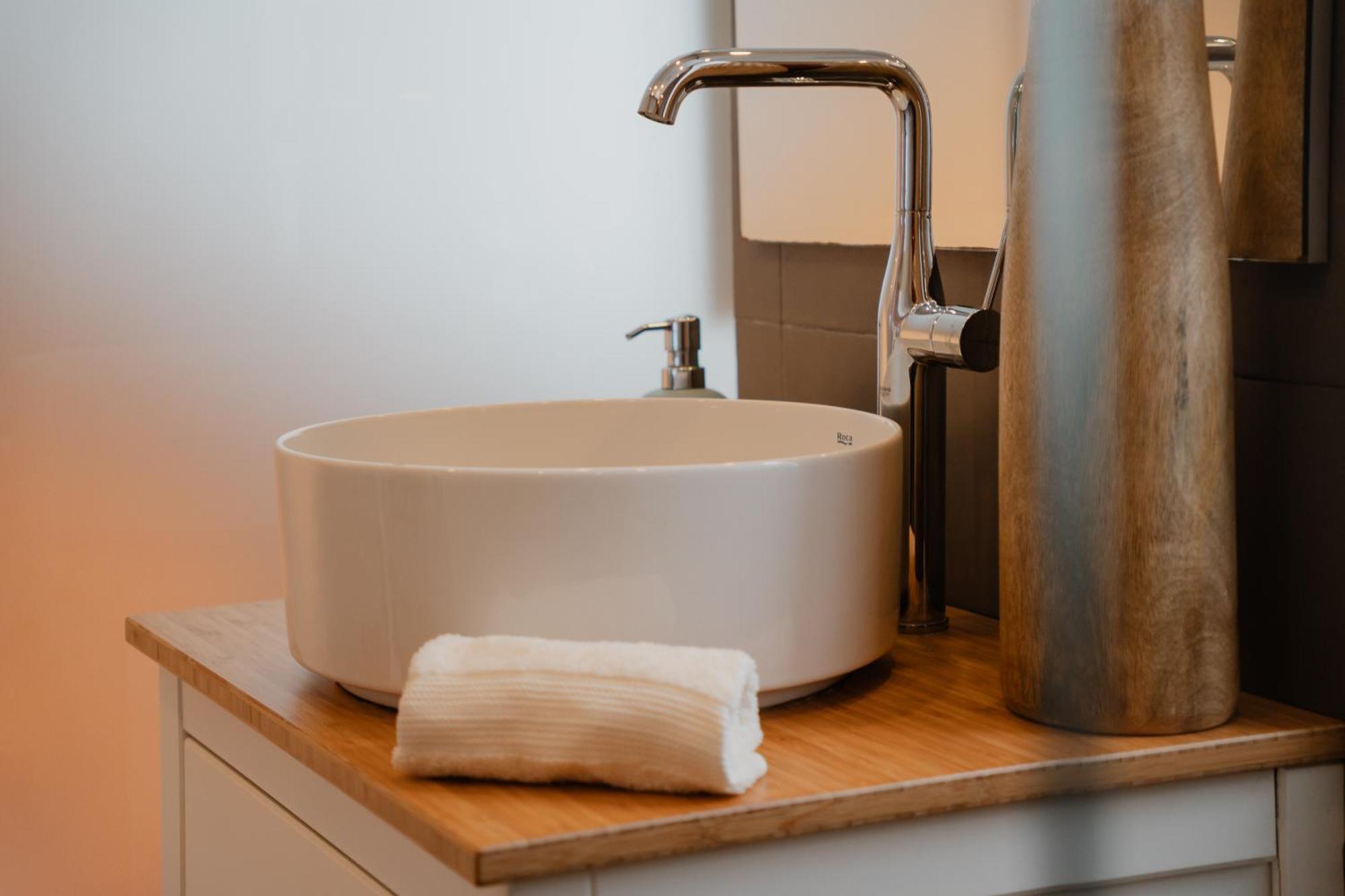Appartamento Stylish Getaway In A Mezzanine Flat By The Castle Lisbona Esterno foto