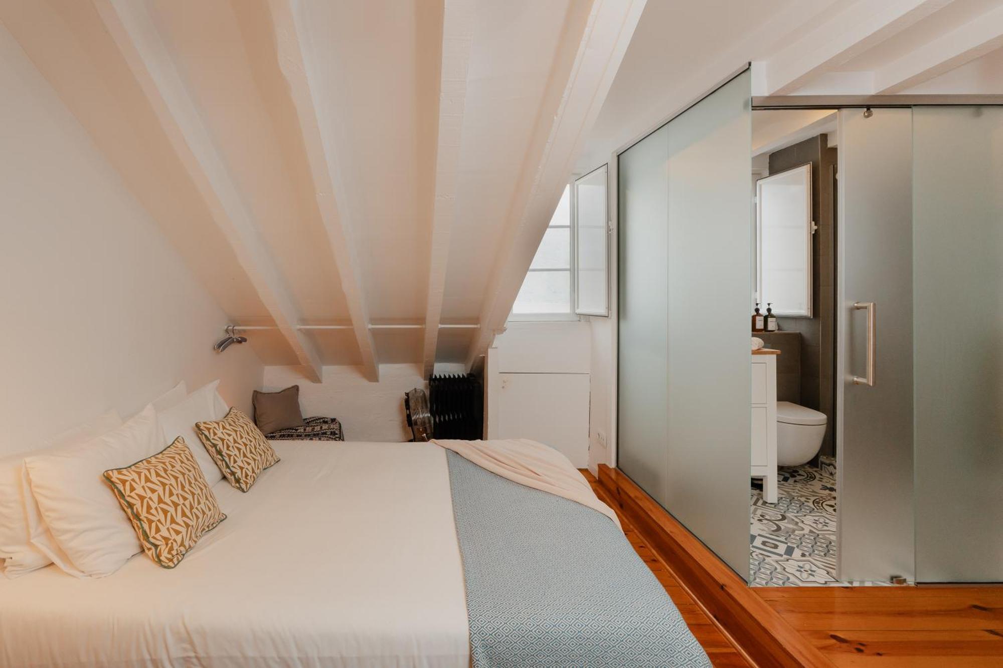 Appartamento Stylish Getaway In A Mezzanine Flat By The Castle Lisbona Esterno foto