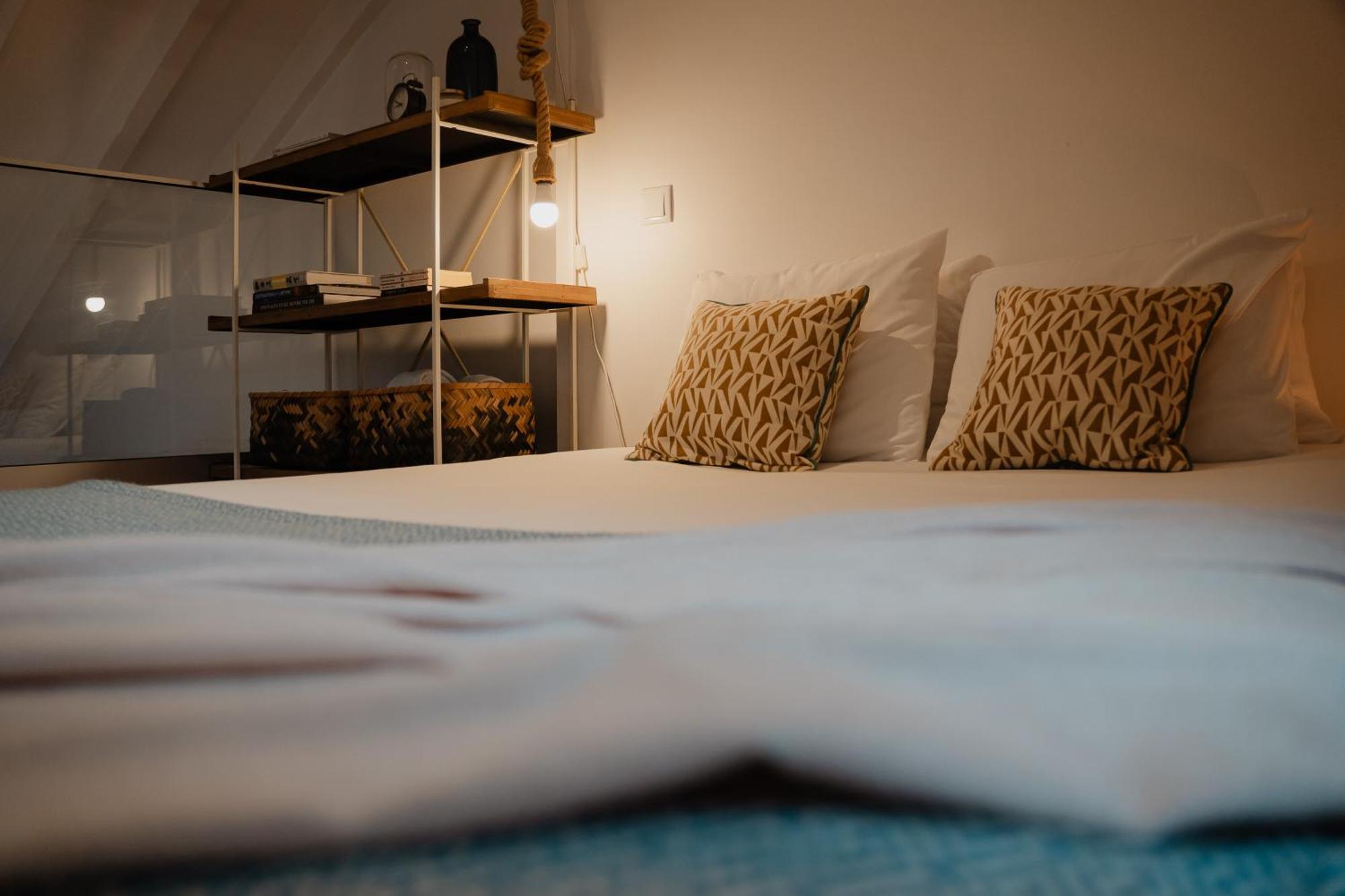 Appartamento Stylish Getaway In A Mezzanine Flat By The Castle Lisbona Esterno foto