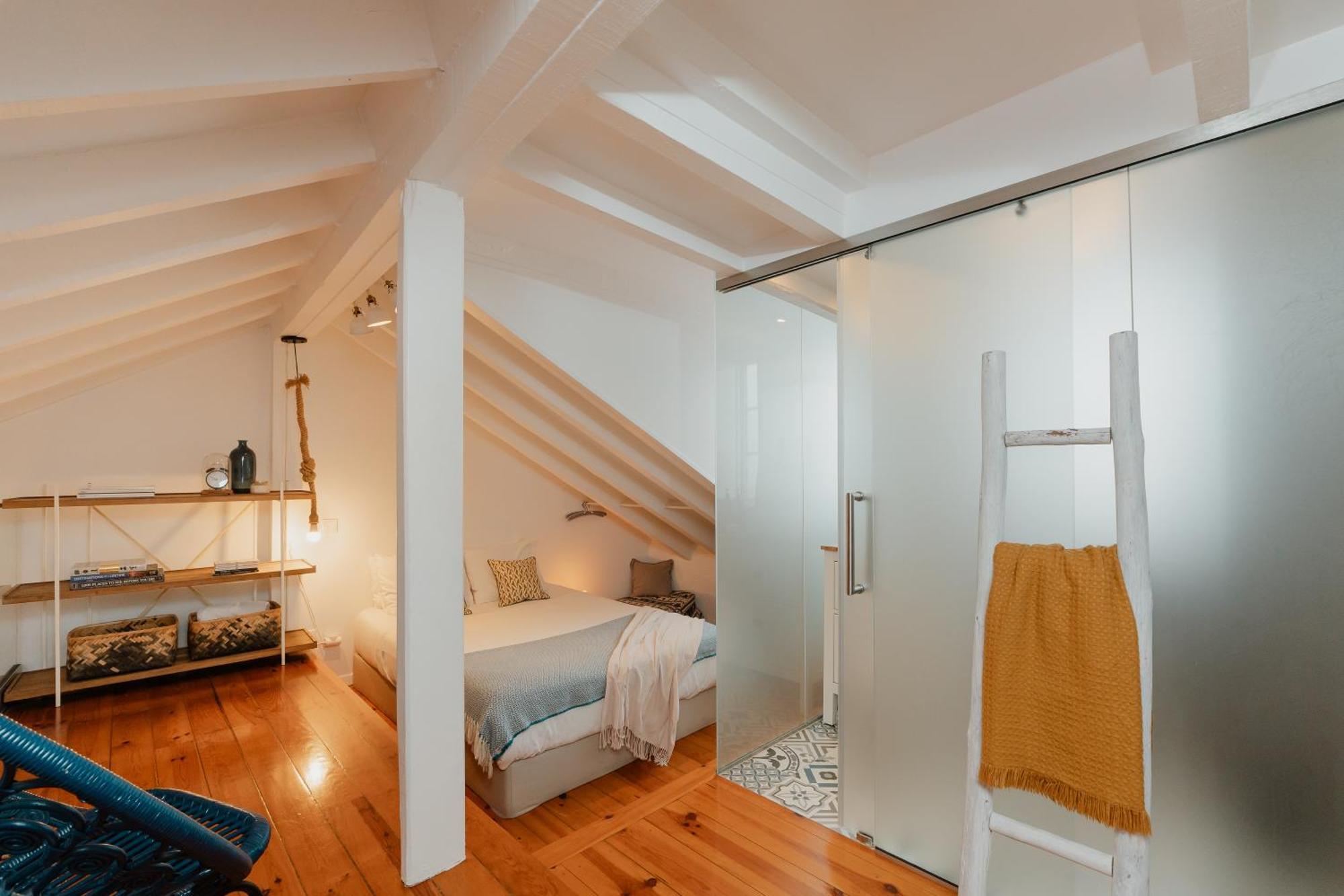 Appartamento Stylish Getaway In A Mezzanine Flat By The Castle Lisbona Esterno foto