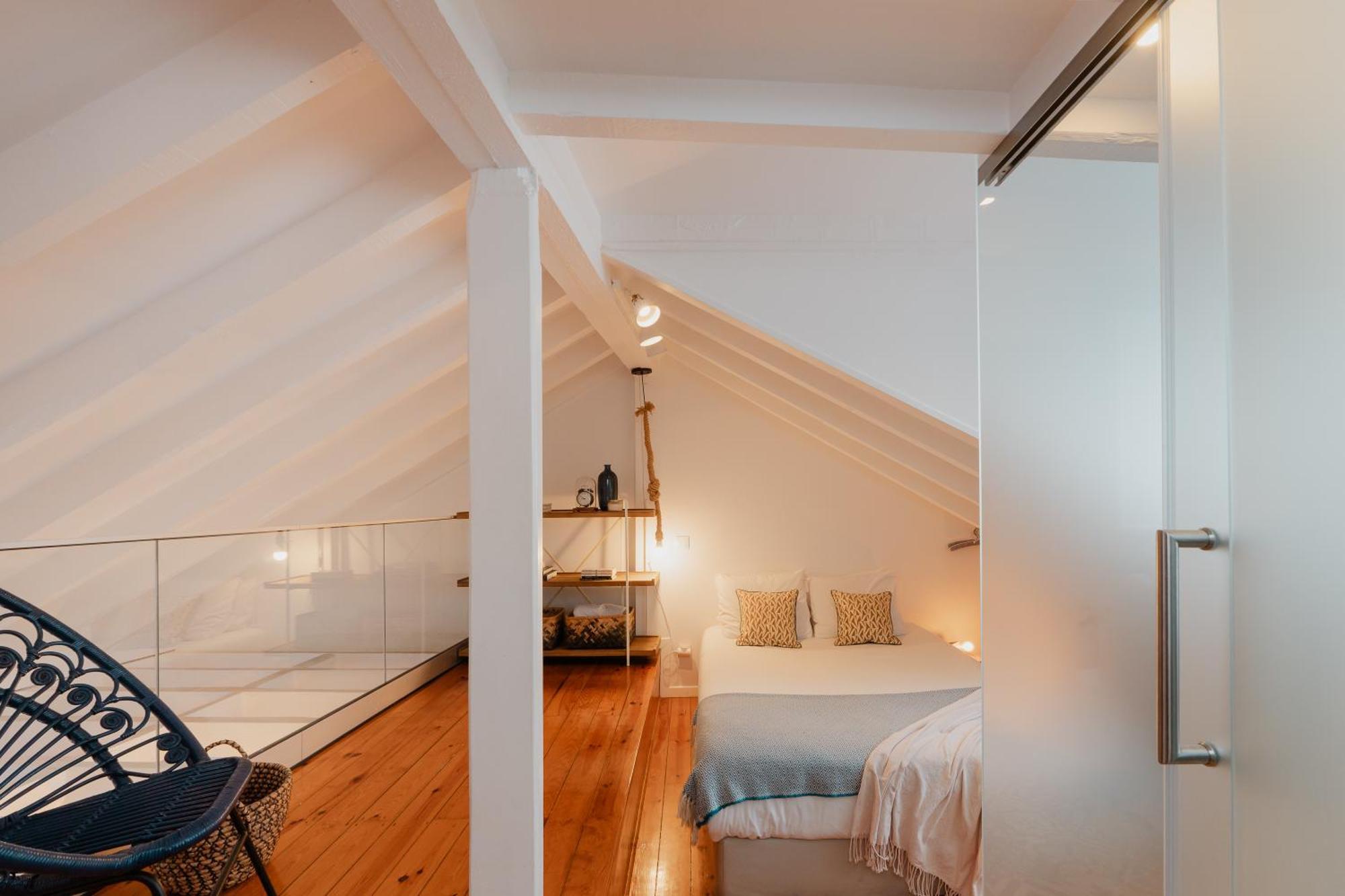 Appartamento Stylish Getaway In A Mezzanine Flat By The Castle Lisbona Esterno foto