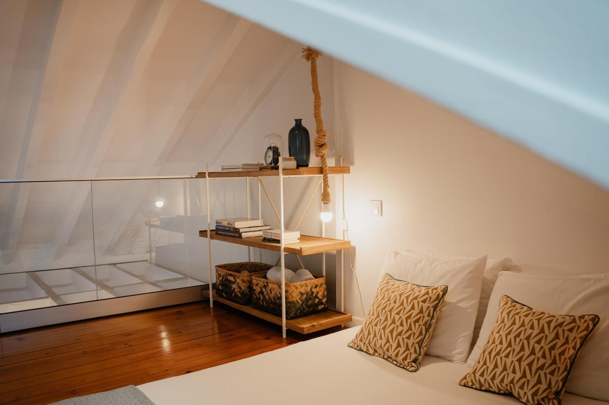 Appartamento Stylish Getaway In A Mezzanine Flat By The Castle Lisbona Esterno foto