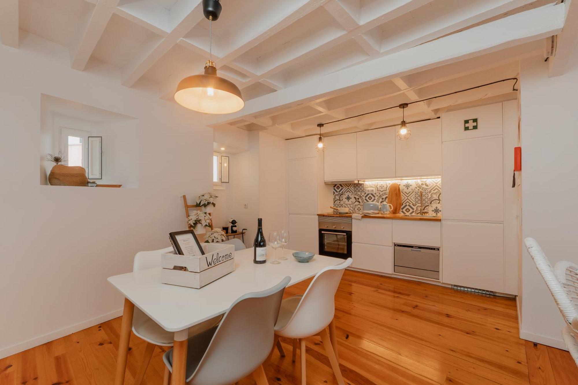 Appartamento Stylish Getaway In A Mezzanine Flat By The Castle Lisbona Esterno foto